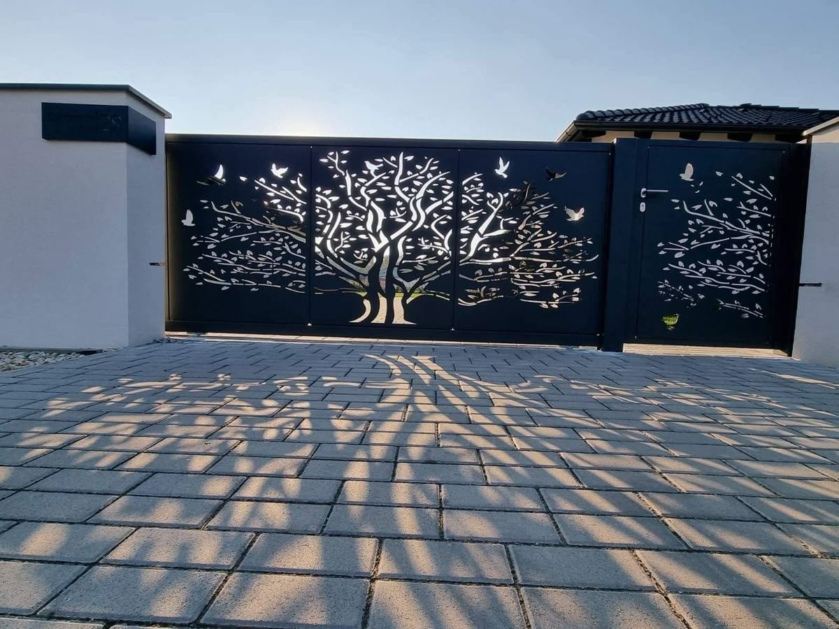 Portón residencial con motivo de árbol cortado en láser