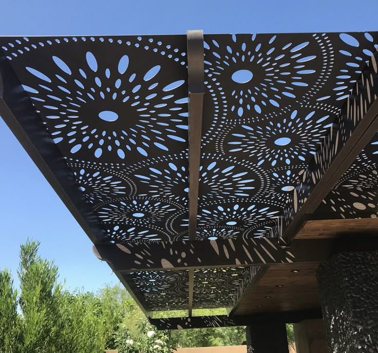 Pérgola con panel de trama radial