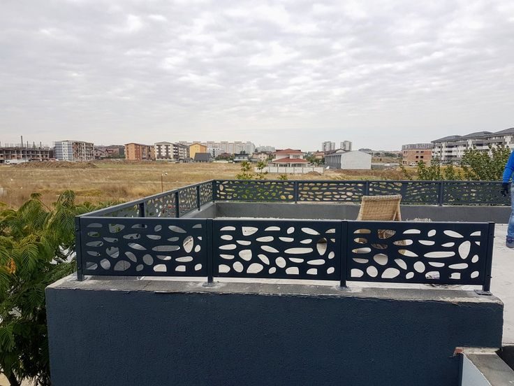 Baranda de terraza con patrón de guijarros