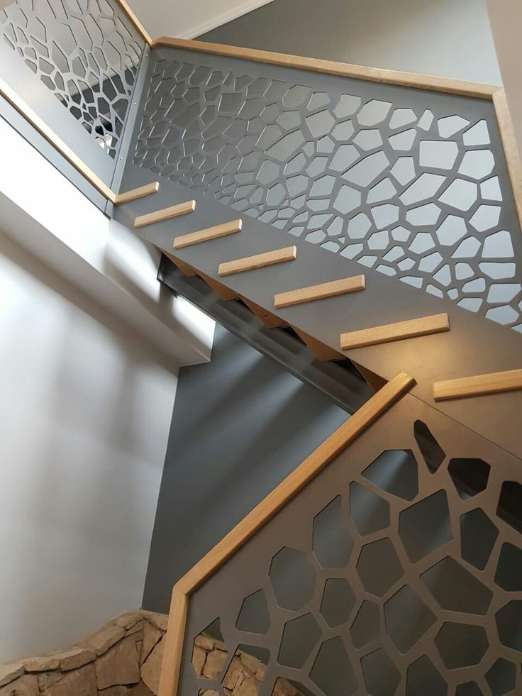 Baranda de escalera con trama celular