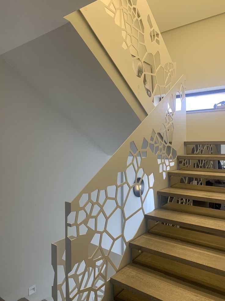 Baranda de escalera con panel calado en blanco