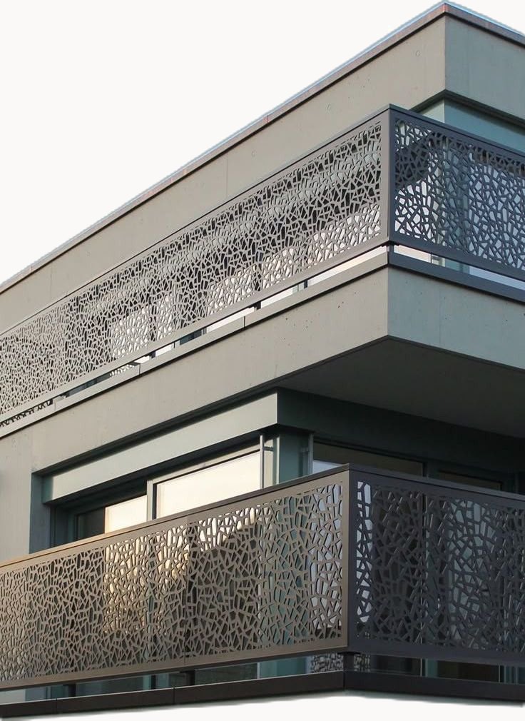Fachada con paneles decorativos metálicos cortados con láser