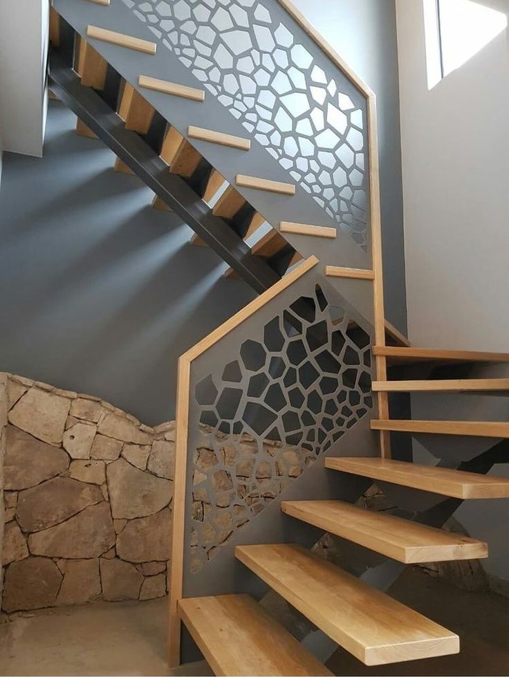 Baranda de escalera con paneles decorativos metálicos cortados en láser