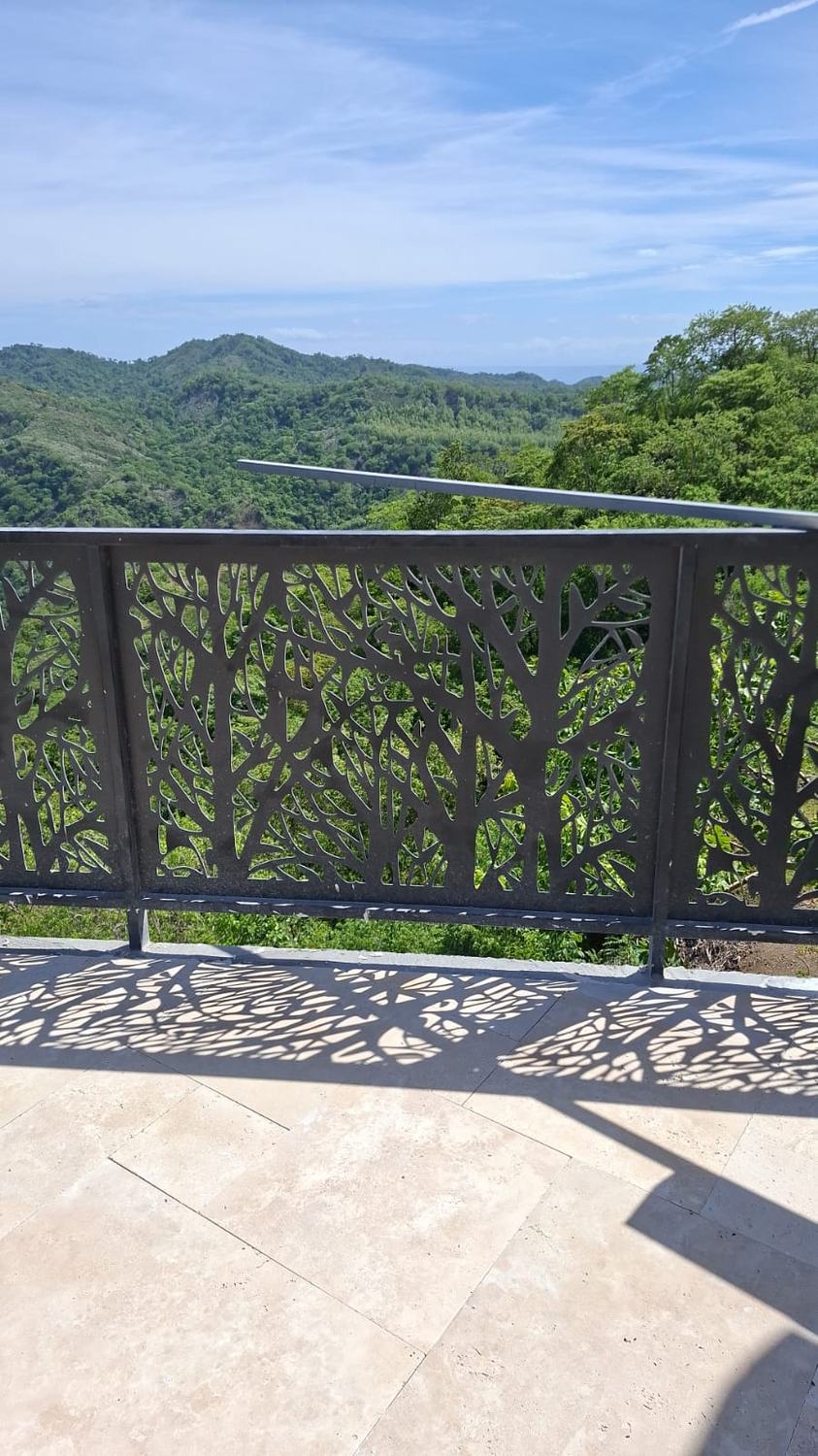 Baranda de terraza con panel calado y vista a la montaña